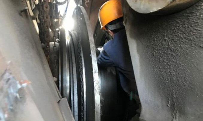 鋼渣臥輥磨軸承位磨損問題的現場修復